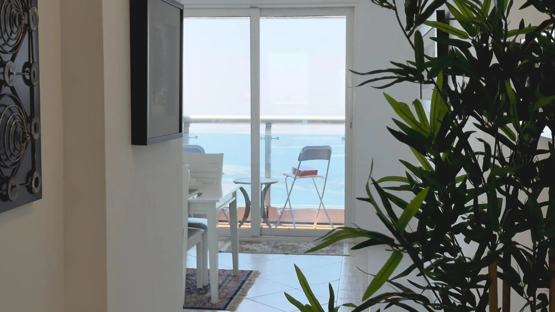 Apartment Huzz 59 - La Maison Blanche Dubai