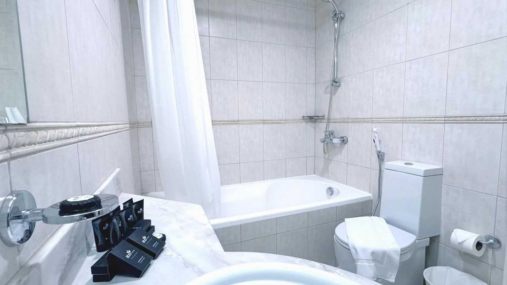 Huzz 59 - La Maison Blanche Dubai 0*,